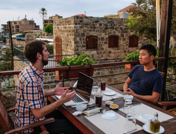 Zwei Mitarbeiter während eines Mentoringgesprächs in einem Café